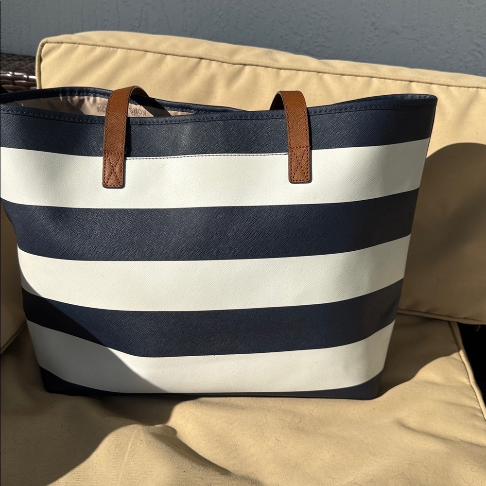 Michael Kors Jet Set Leather Tote - Picture 11 of 13